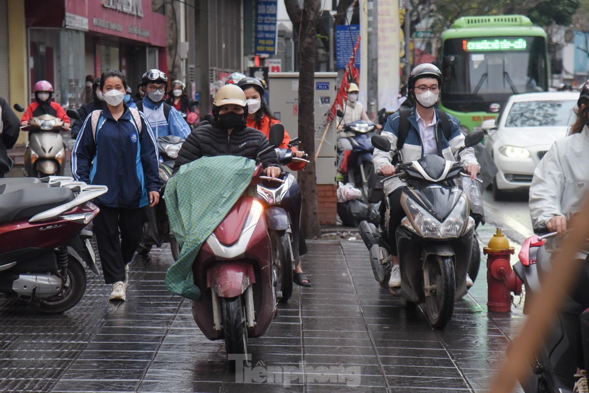 Muchas calles de Hanoi estuvieron congestionadas durante horas después de las fuertes lluvias que duraron desde la noche. Foto 9