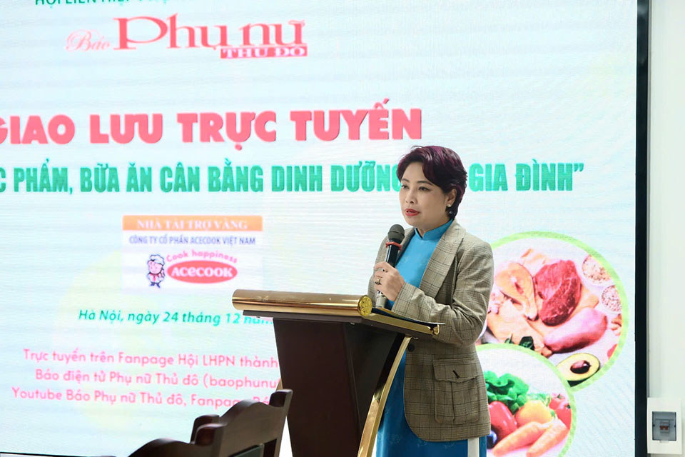 Tổng Biên tập Báo Phụ nữ Thủ đô Lê Quỳnh Trang phát biểu tại tọa đàm. Ảnh: Cẩm Tú