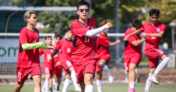 El equipo de fútbol recibió una gran inversión en el Torneo de Fútbol Estudiantil Juvenil de Vietnam.