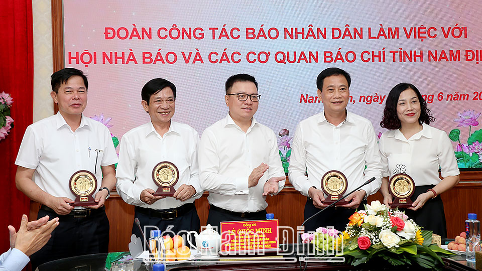 Comrade Le Quoc Minh, member of the Party Central Committee, Editor-in-Chief of Nhan Dan Newspaper, Deputy Head of the Central Propaganda Department, President of the Vietnam Journalists Association presented souvenirs to the leaders of the Provincial Journalists Association and the provincial press agencies. Photo: Hoang Tuan DT3