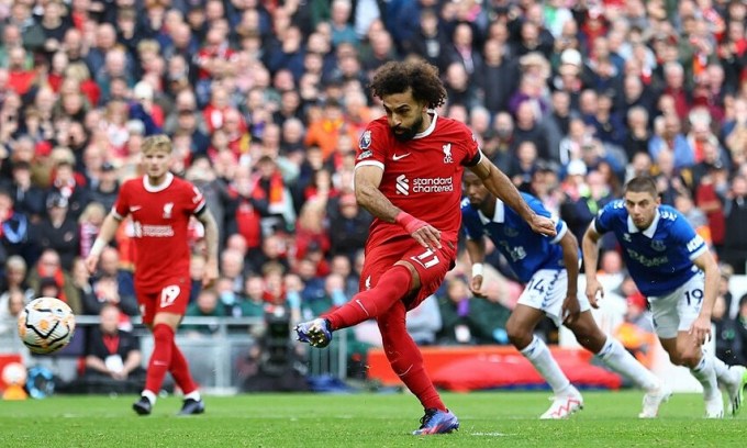 Salah sút phạt đền, mở tỷ số cho Liverpool. Ảnh: Reuters