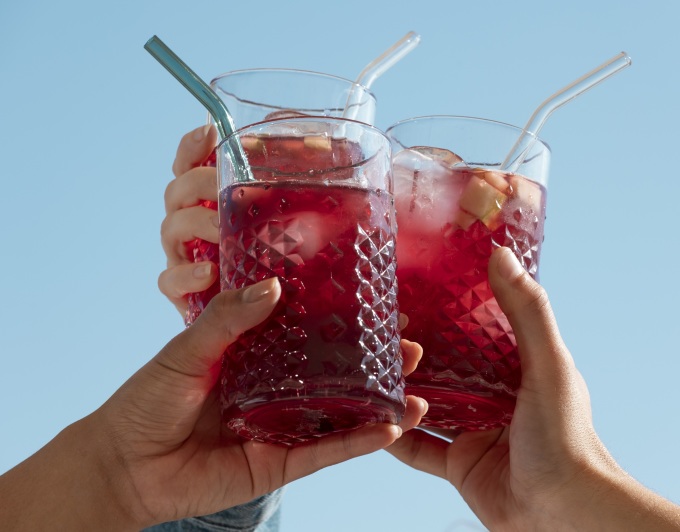 La costumbre de refrescarse con agua fría puede provocar indigestión. Foto: Freepik