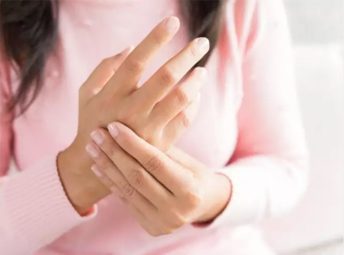 Destructive arthritis causes severe damage to bone tissue, resulting in abnormally shaped hands and feet. Photo: Times of India