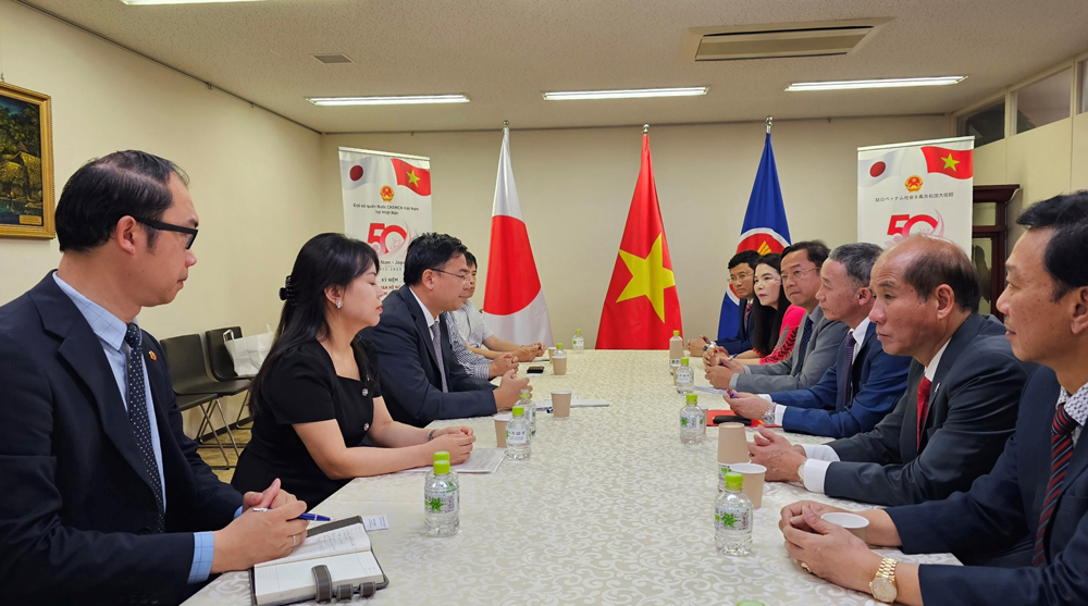 Der Vorsitzende des Volkskomitees der Provinz Lam Dong besuchte die vietnamesische Botschaft in Japan und arbeitete mit ihr zusammen.