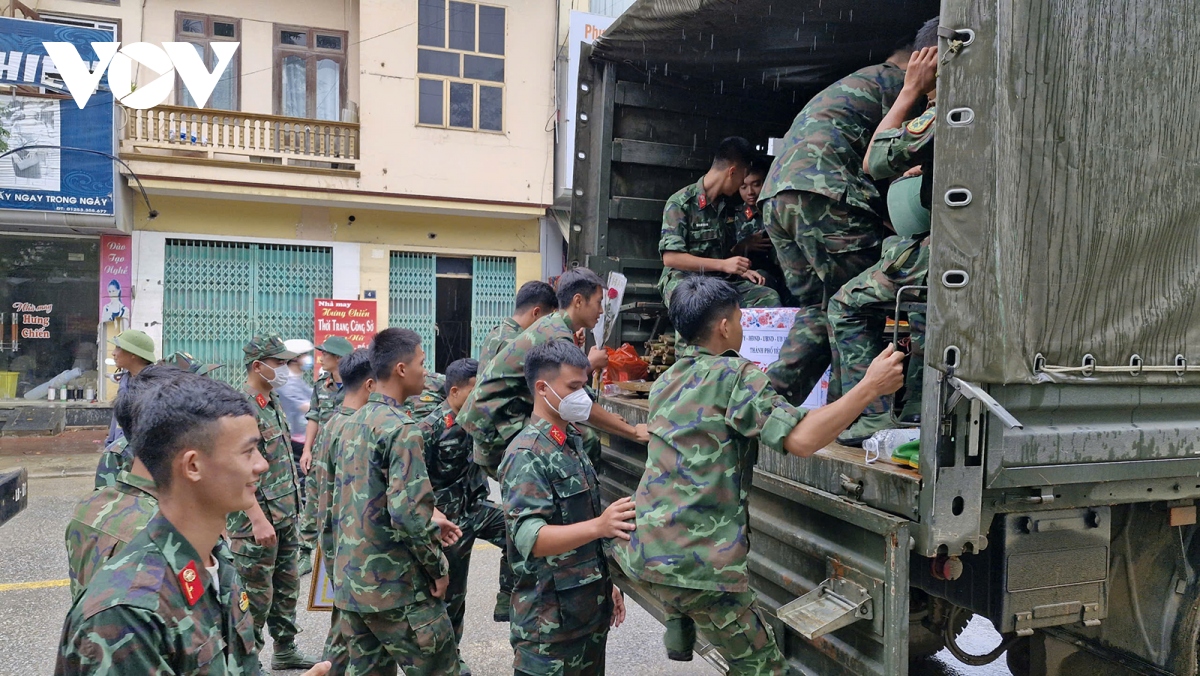 nguoi dan vung lu yen bai bin rin chia tay bo doi hinh anh 10