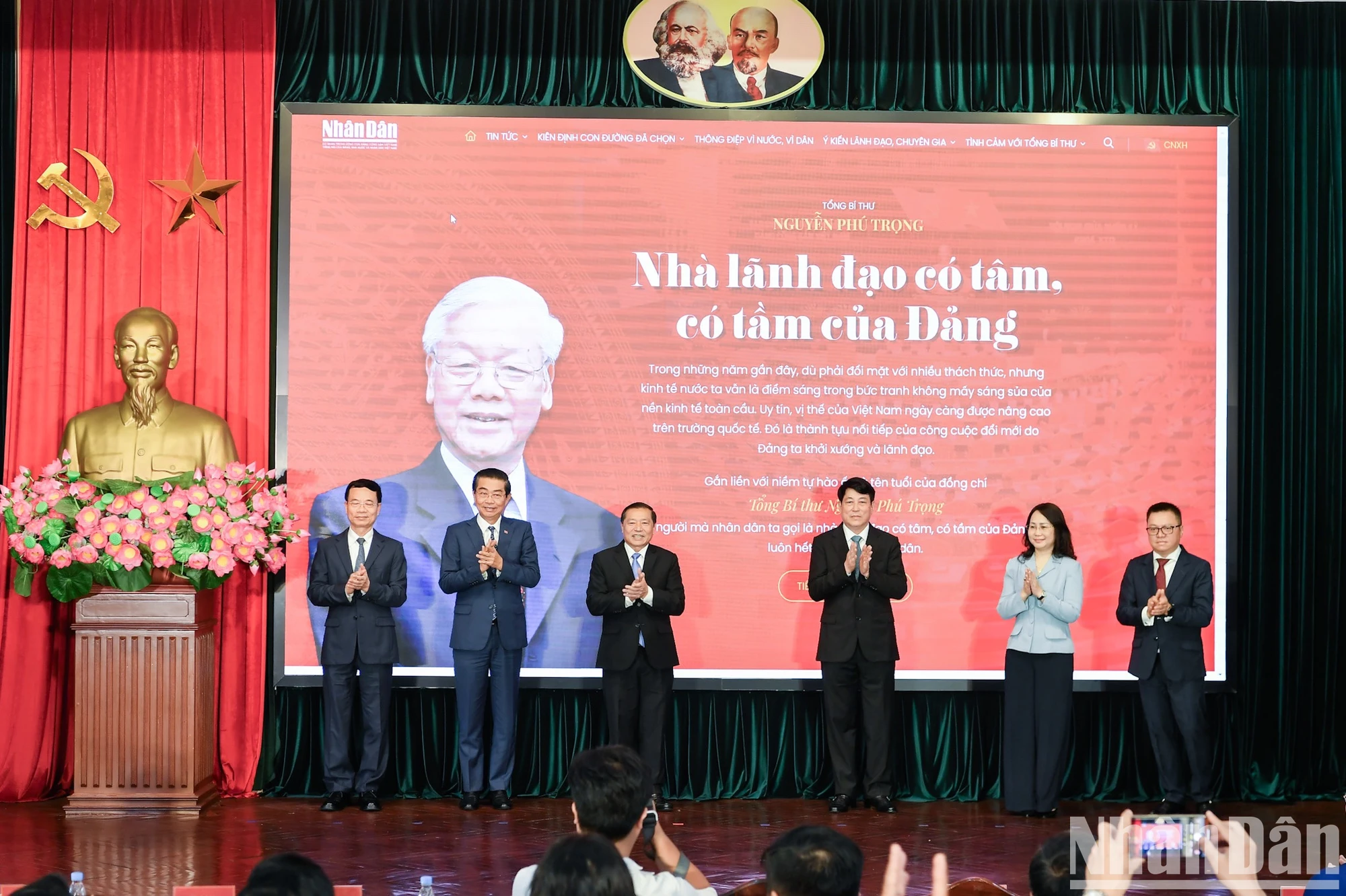 [Foto] El miembro permanente de la Secretaría, Luong Cuong, asiste a la ceremonia de apertura de la página de información especial y la exposición fotográfica sobre el Secretario General Nguyen Phu Trong. Foto 5