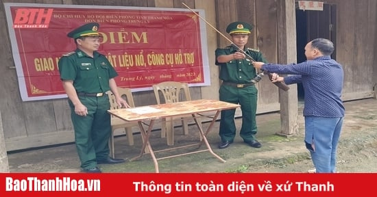 Đồn Biên phòng Trung Lý vận động Nhân dân giao nộp 54 khẩu súng các loại