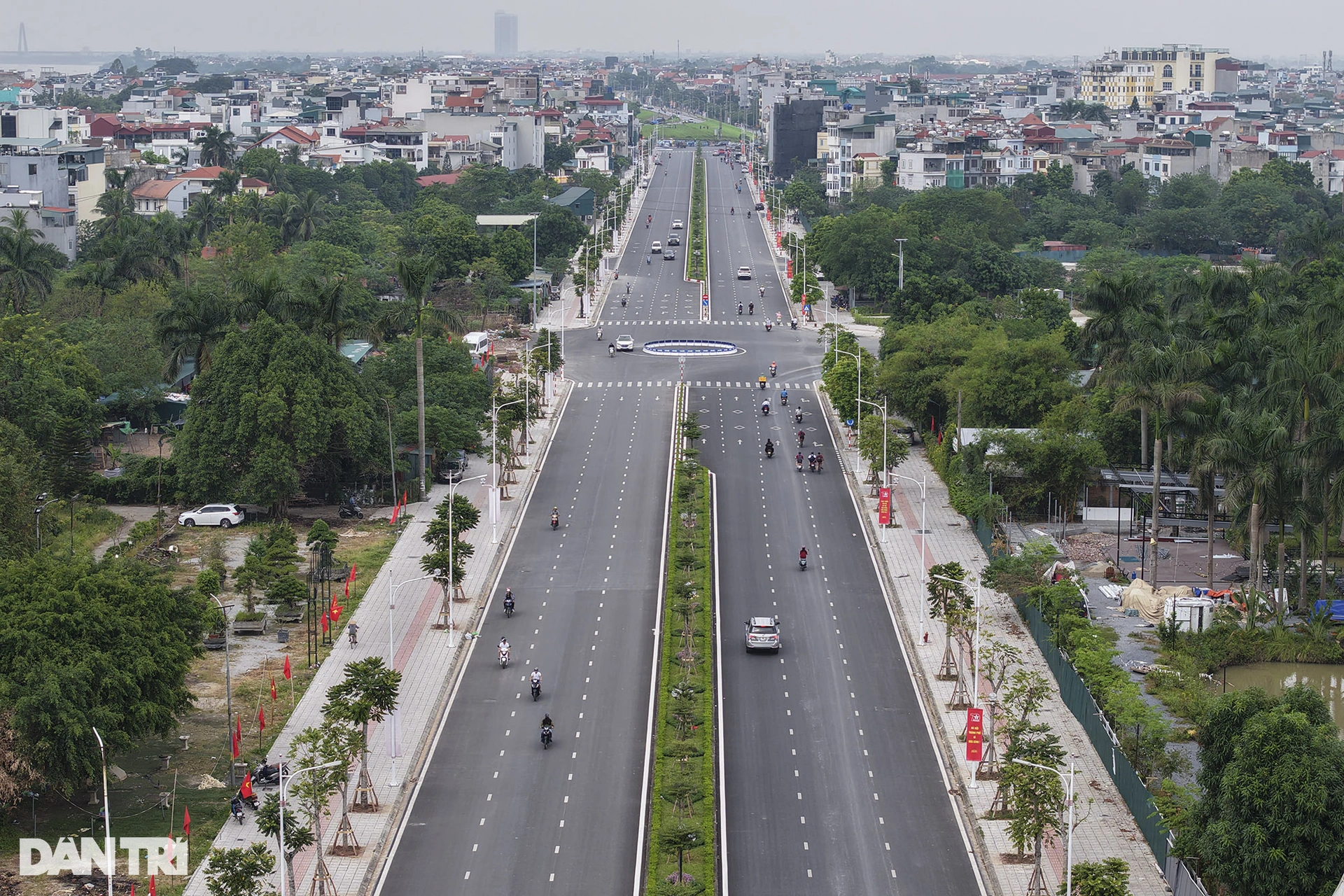 Панорама недавно открытой дороги стоимостью 1200 млрд донгов в районе Лонгбьен