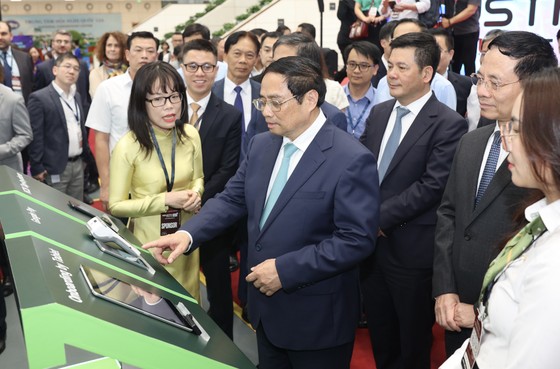 Minister Nguyen Manh Hung: Digital transformation creates growth and wealth photo 2