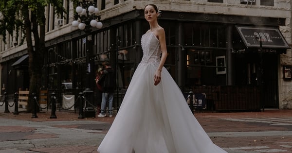 Les robes de mariée romantiques en perles sont populaires auprès des mariées