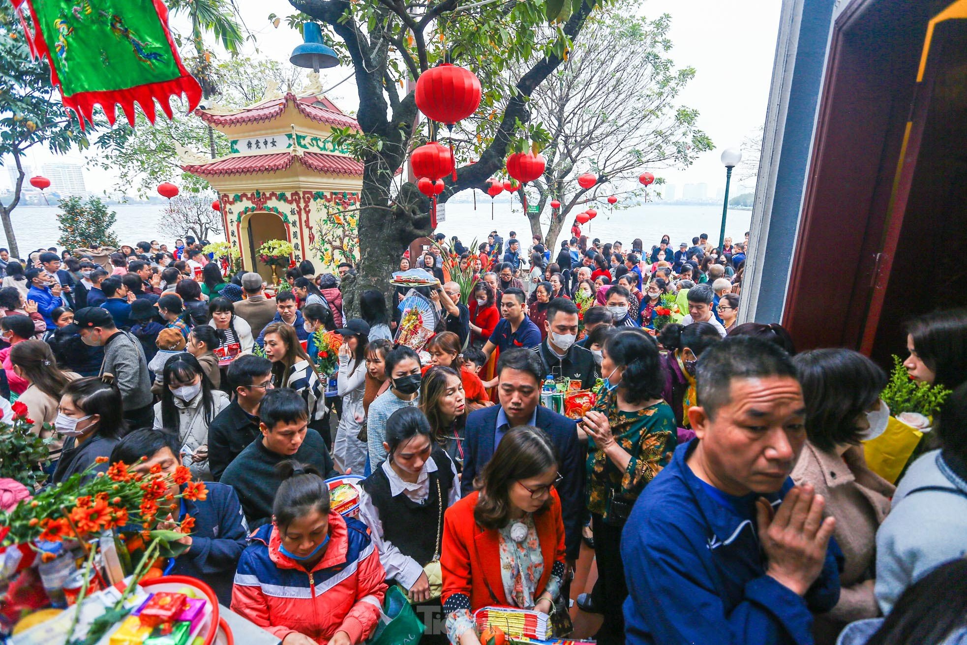 Cashless parking fee collection, no more waiting for hours at Tay Ho Palace during Tet holiday photo 4