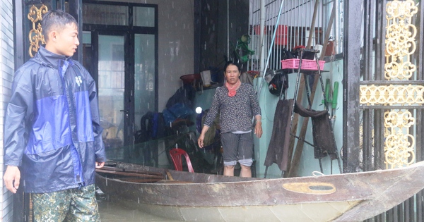 Quang Nam a besoin de réserves de nourriture et de biens essentiels pour prévenir proactivement les inondations