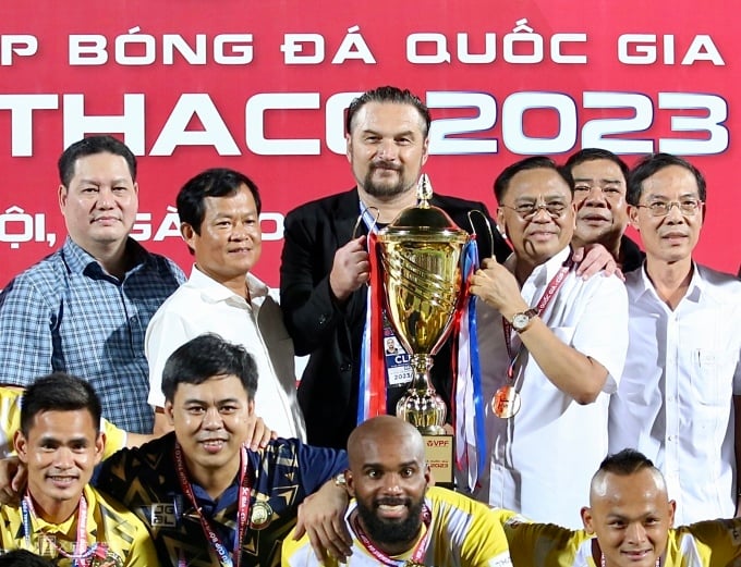 HLV Velizar Popov nâng Siêu cup Quốc gia 2023 cùng Chủ tịch CLB Thanh Hoá Cao Tiến Đoan. Ảnh: Hiếu Lương