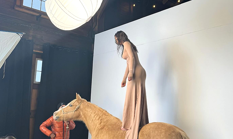 Bella Hadid est critiquée pour s'être mise à cheval