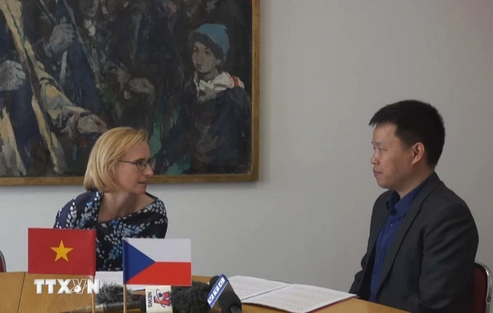 La presidenta del Partido Comunista Checo-Morava, Katerina Konecna, concede una entrevista a los periodistas de VNA en Praga. (Foto: VNA)