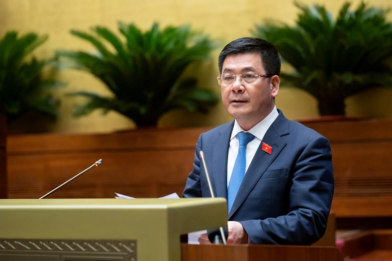 Le ministre de l'Industrie et du Commerce, Nguyen Hong Dien, a brièvement présenté la proposition de loi sur l'électricité (amendée) lors de la 8e session de la 15e Assemblée nationale (Photo : Chinhphu.vn)