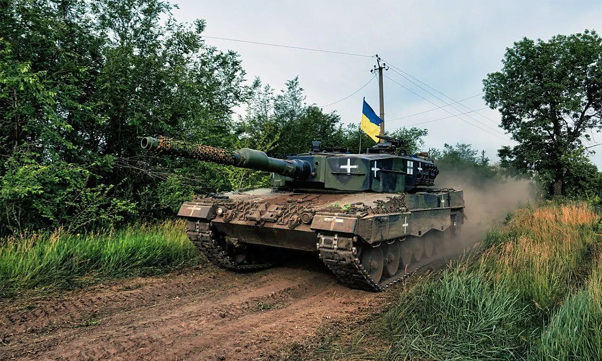 西側の戦車はウクライナに隠れて時を待つ