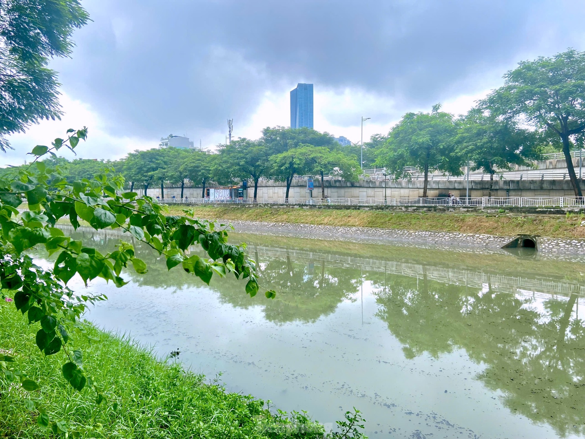ដល់​ទឹក​ទន្លេ​លីច​ឡើង​ប្រែ​ពណ៌​ក្រោយ​ព្យុះ​លេខ ៣ រូបថត ៣
