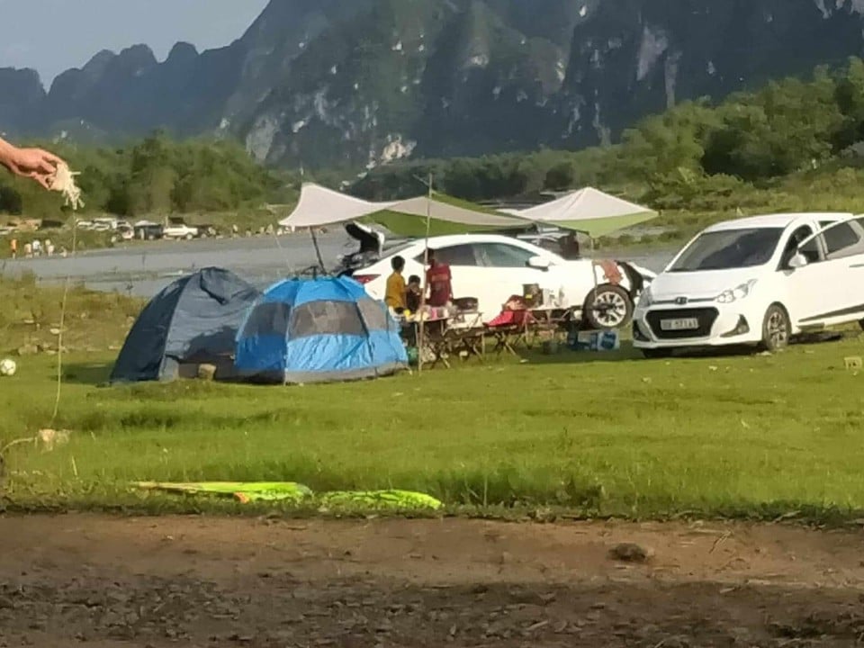 Río Boi, también conocido como Río Hoang Long, un río que fluye por dos provincias: Hoa Binh y Ninh Binh. Este río es rama principal del río Huanglong y se abastece de agua de dos fuentes de agua mineral: el agua mineral Kim Boi (Hoa Binh) fluye río arriba y Agua mineral Kenh Ga (Ninh Binh) desemboca en la parte baja del río Boi. En los últimos años, acampar en la comuna se ha vuelto más popular. Dong Cho, distrito de Kim Boi tiene Conviértete en un lugar de acampada favorito para muchas familias.