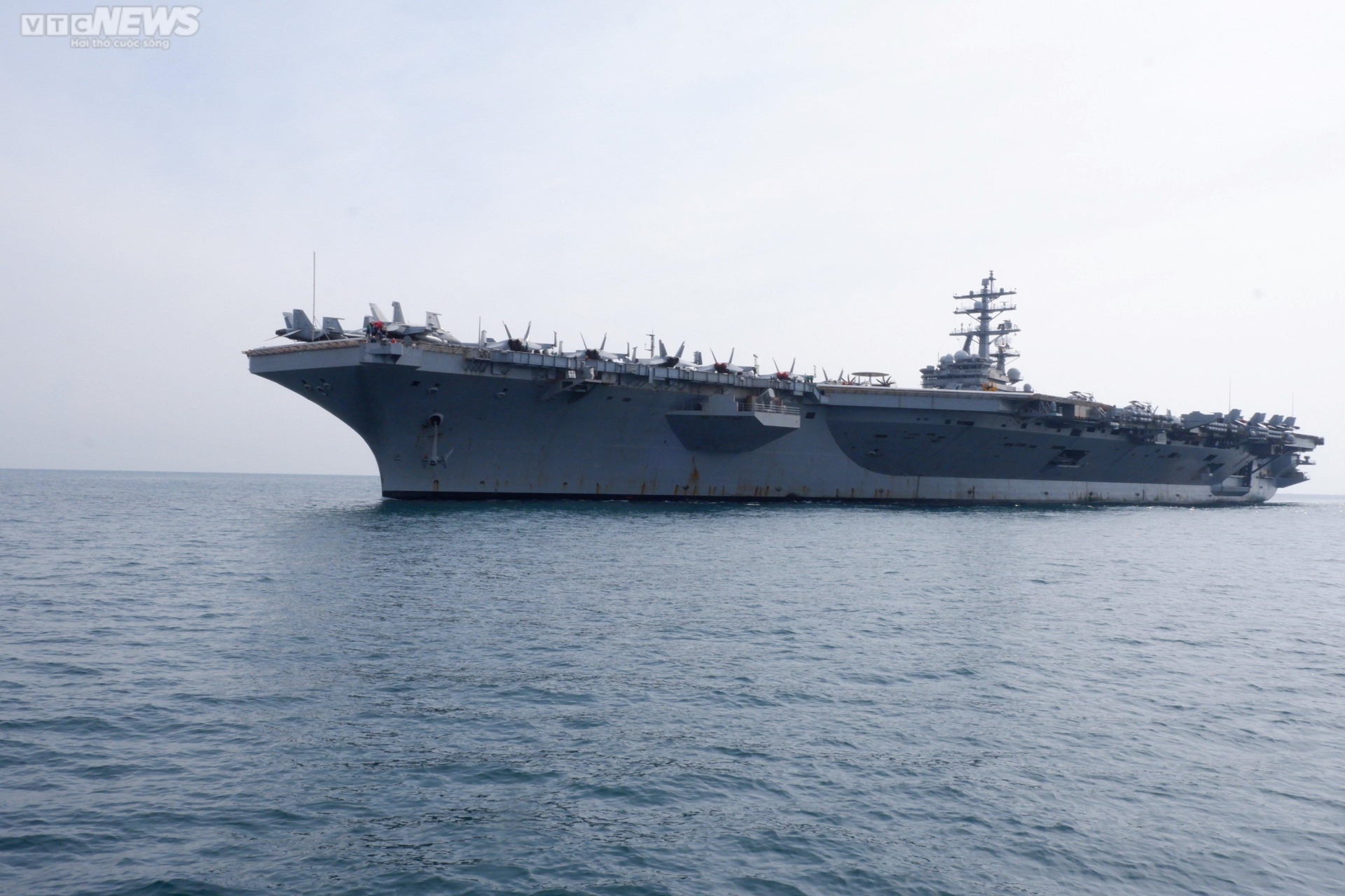 US aircraft carrier USS Ronald Reagan docks at Da Nang port - 1