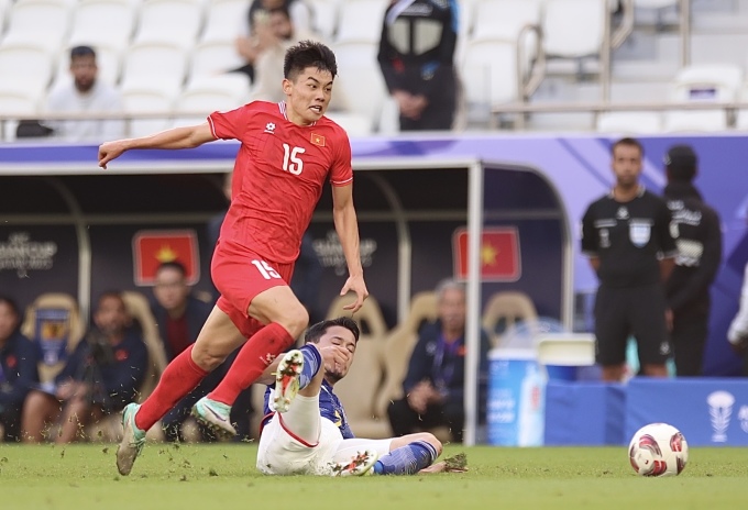 L'attaquant Dinh Bac a accéléré, forçant le défenseur Yukinari Sugawara à commettre une faute et à recevoir un carton jaune lors de la défaite 2-4 du Vietnam contre le Japon au premier tour du groupe D de la Coupe d'Asie 2023 au stade Al Thumama, à Doha, au Qatar, le 14 janvier. Photo : Lam Thoa