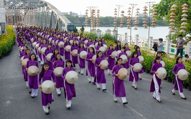 Wissen über das Tragen von Hue Ao Dai von der Ehrung des immateriellen Kulturerbes bis zur goldenen Gelegenheit für Hue Ao Dai Bild 2