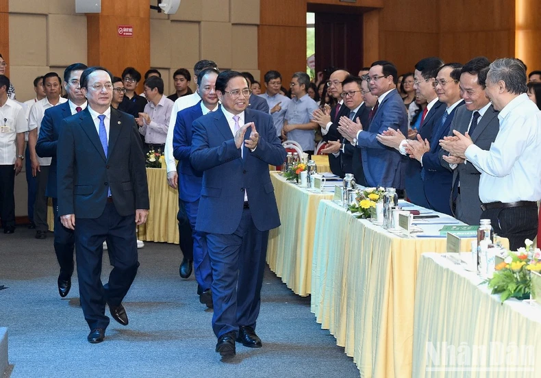 [រូបថត] នាយករដ្ឋមន្ត្រីអញ្ជើញចូលរួមពិធីអបអរសាទរទិវាវិទ្យាសាស្ត្រ និងបច្ចេកវិទ្យាវៀតណាម រូបថត ២