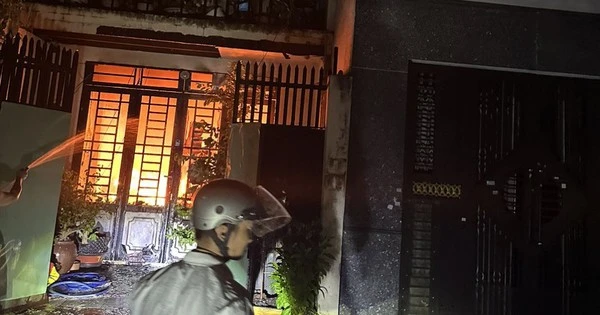 Un incendio en una casa abandonada durante la noche provoca caos en una zona residencial de Ciudad Ho Chi Minh