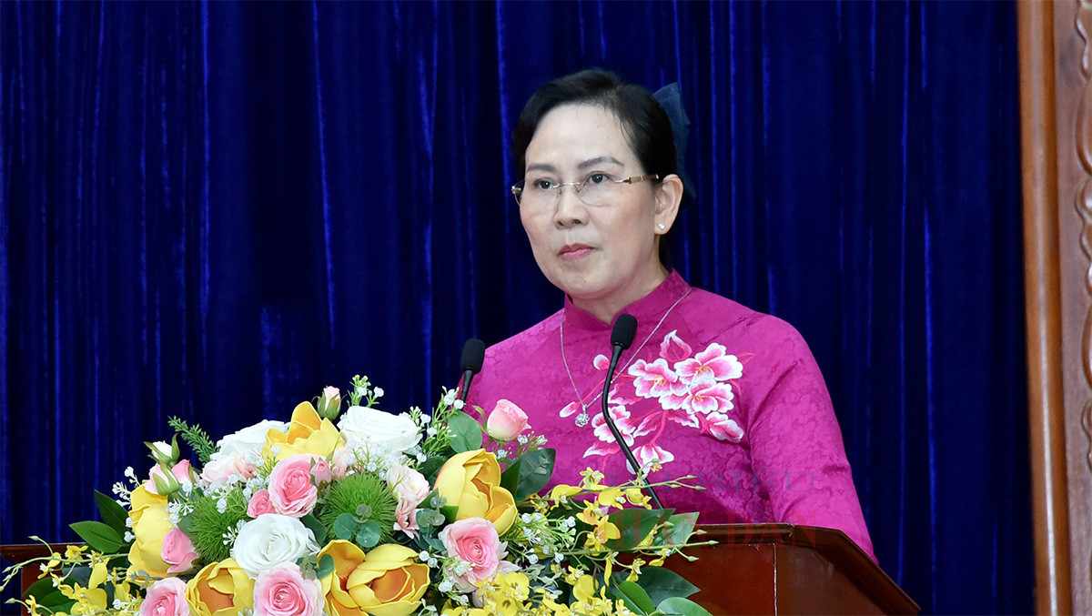 Le président de l'Assemblée nationale, Vuong Dinh Hue, travaille avec le Comité permanent de la province d'Uy Nam, photo 2