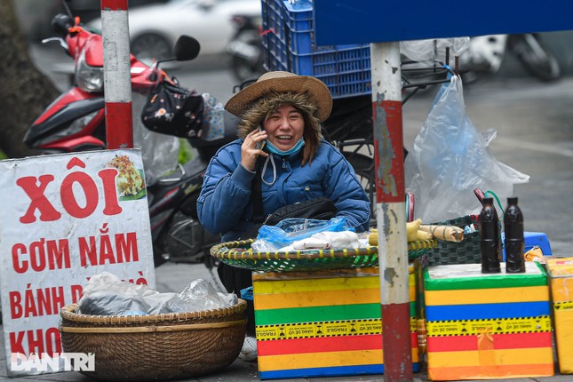 Ho Chi Minh City is scorching hot, Hanoi is miserable because of the cold photo 9