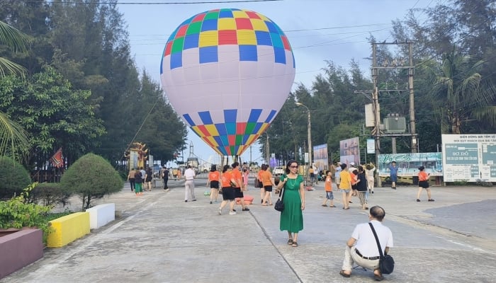 Hot air balloon performance during Thai Binh province tourism week 2024