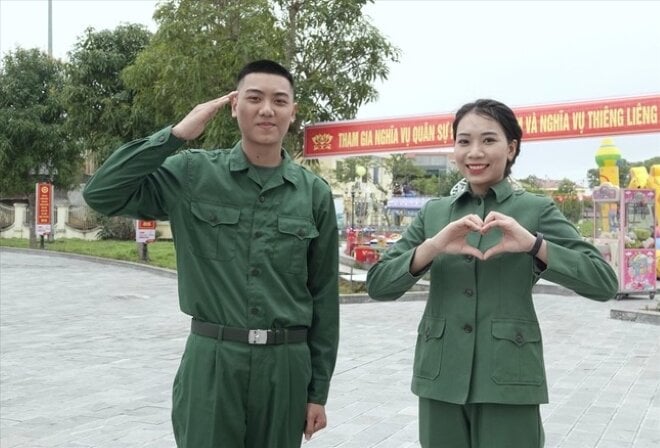 Die beiden leiblichen Schwestern Pham Thi Thao und Pham Minh Quan (in Yen Mo, Ninh Binh) sind entschlossen, im Frühjahr 2024 zur Verteidigung des Vaterlandes aufzubrechen. (Foto: Nguyen Minh)