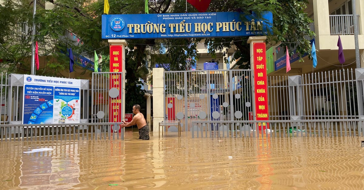 Trường học trở thành nơi sơ tán: Thấm đẫm tình người trong mưa lũ