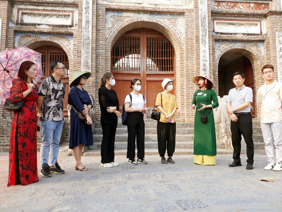 Los turistas visitan el templo de Co Loa (Dong Anh). Foto: Hoai Nam