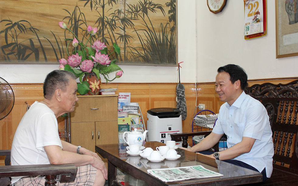 Comrade Do Duc Duy - Provincial Party Secretary visited and encouraged comrade Do Khac Cuong.