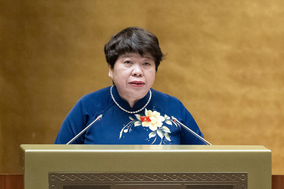 Chairwoman of the National Assembly's Social Committee Nguyen Thuy Anh presented a report explaining, accepting and revising the draft Trade Union Law (amended) - Photo: Quochoi.vn