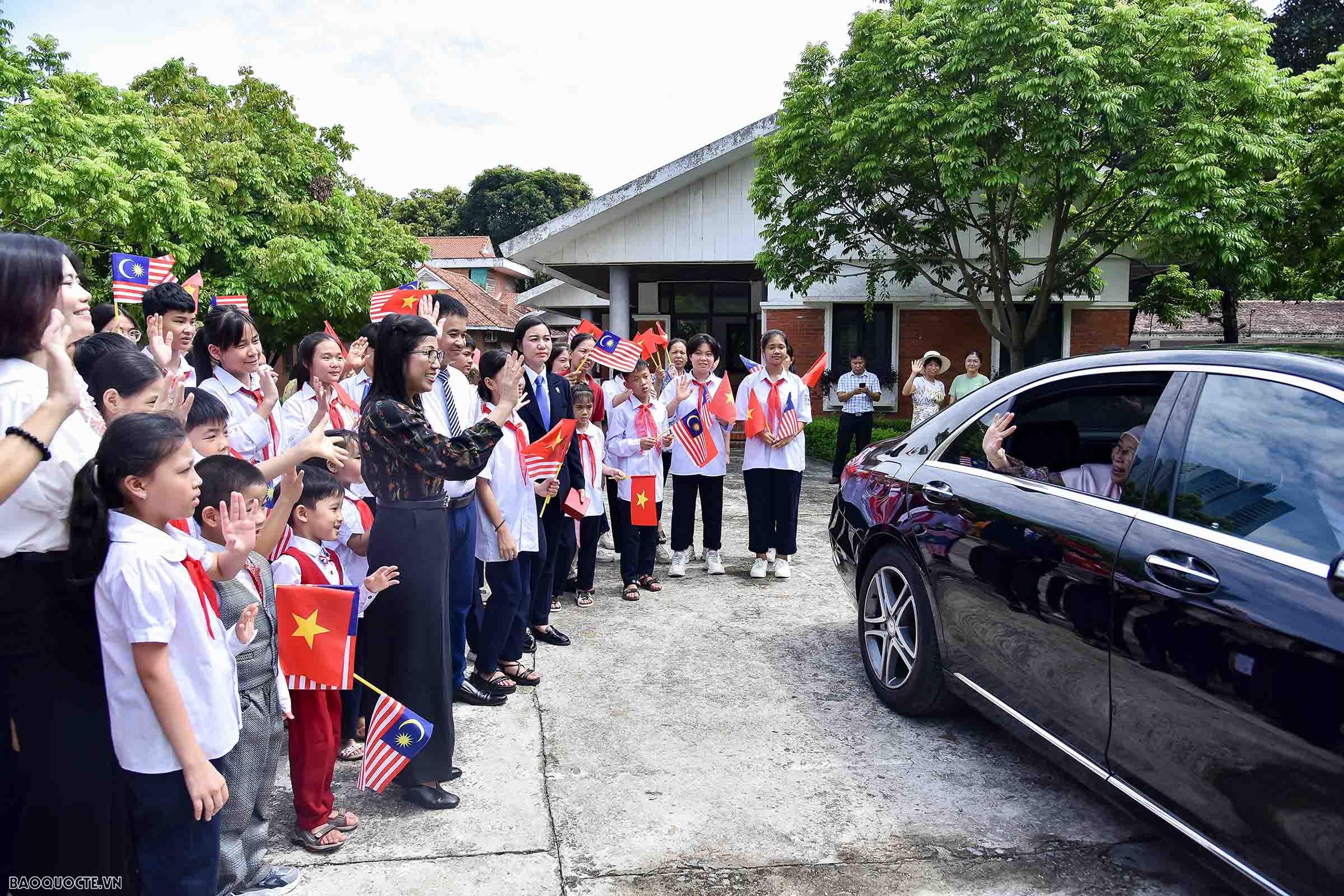 Các em nhỏ Làng trẻ em SOS gấp giấy nghệ thuật Origami tặng Phu nhân Thủ tướng Việt Nam và Malaysia