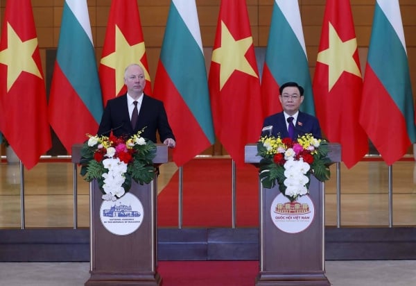 Los presidentes de la Asamblea Nacional de Vietnam y Bulgaria se reunieron con la prensa para anunciar los resultados de las conversaciones.