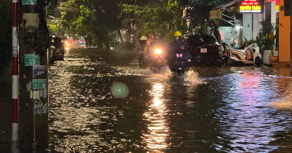 大雨、マンカムオン山付近の住民が避難、クアンガイ市の道路が深刻な冠水