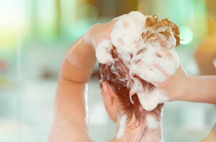 Ne pas rincer correctement les cheveux est également une cause de pellicules.