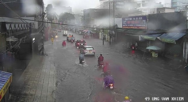 Ho Chi Minh City rains heavily, many streets turn into rivers photo 1