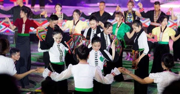 Tourists flock to Dien Bien to celebrate the opening of the National Tourism Year and the Ban Flower Festival