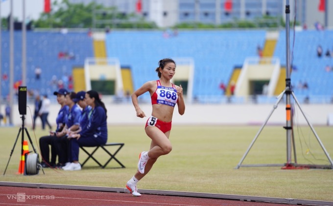 Nguyen Thi Oanh competes in the 1,500m race at the 31st SEA Games. Photo: Pham Chieu