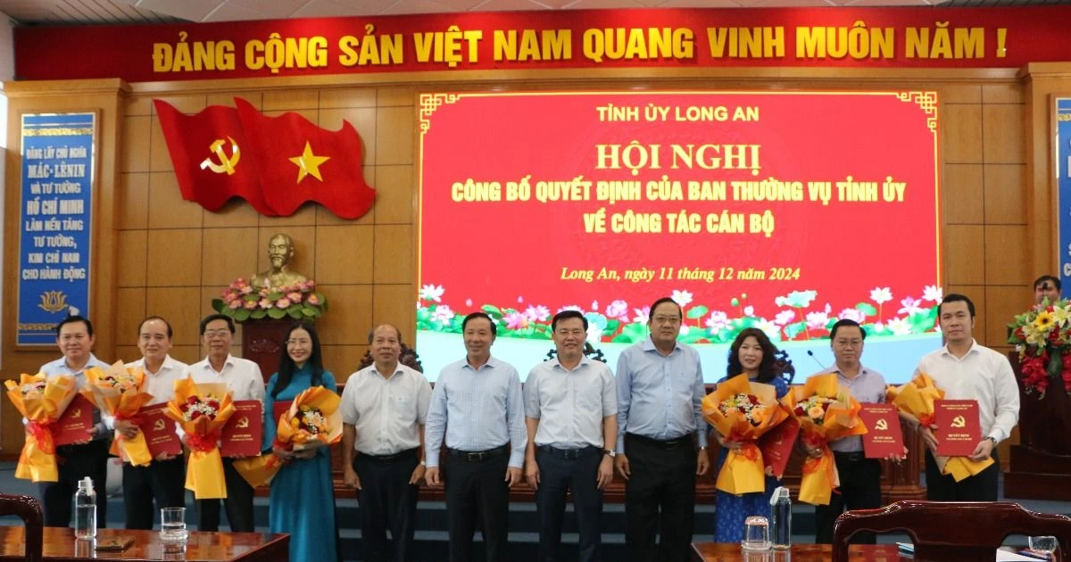 Tỉnh Long An công bố quyết định luân chuyển và điều động nhiều cán bộ