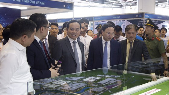 Phó Thủ tướng Trần Lưu Quang cùng lãnh đạo các bộ, ngành, địa phương đã tham quan các gian hàng trưng bày, giới thiệu và trình diễn công nghệ tại sự kiện. Ảnh: VOV ảnh 1