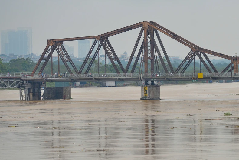 Die Überschwemmungen des Thao-Flusses übersteigen das historische Niveau, steigende Wasserstände des Roten Flusses wirken sich auf einige Gebiete in Hanoi aus, Foto 21