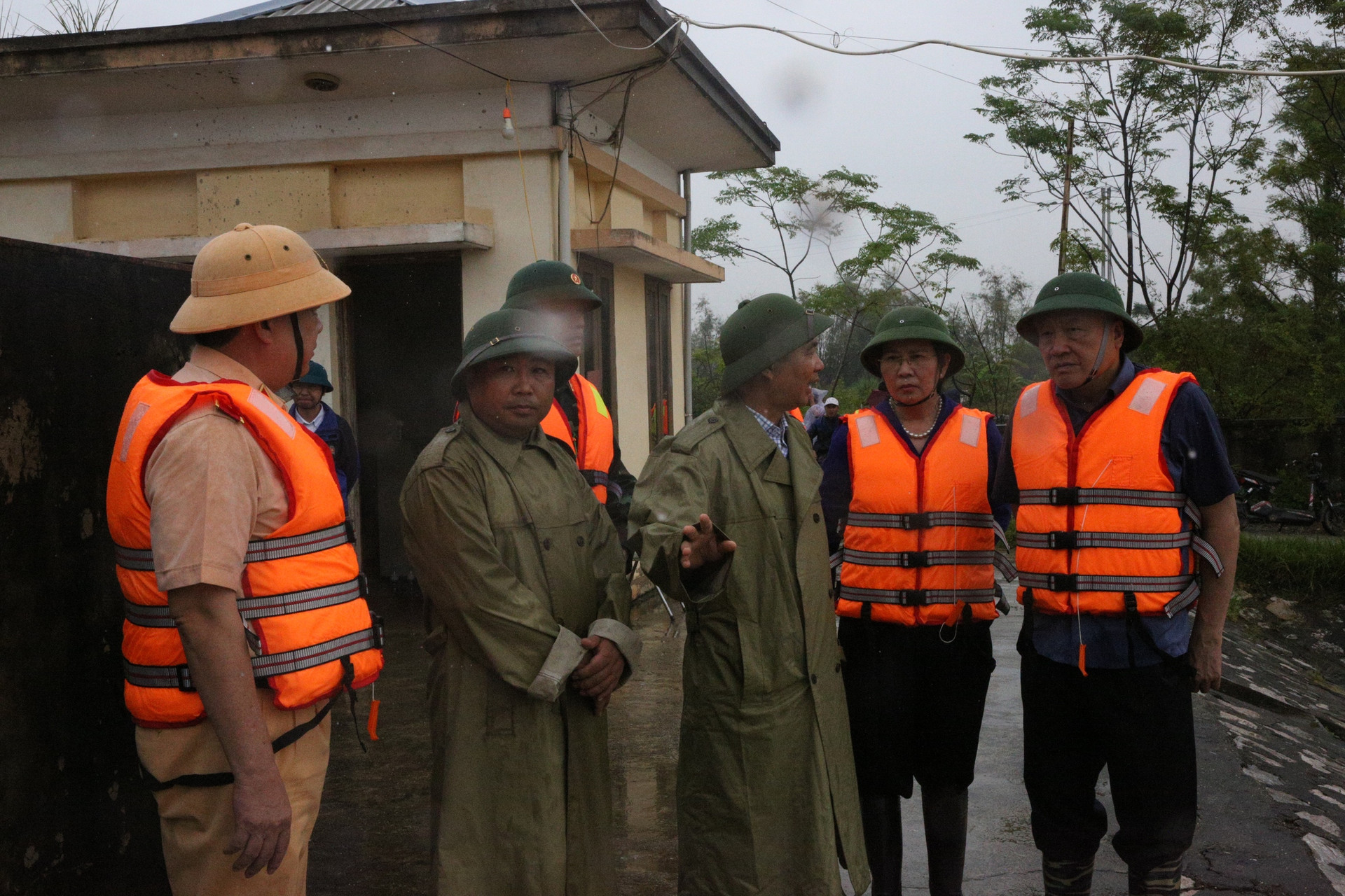 Phó Thủ tướng Thường trực Nguyễn Hòa Bình thị sát, kiểm tra công tác phòng, chống lũ tại Hà Nam- Ảnh 4.