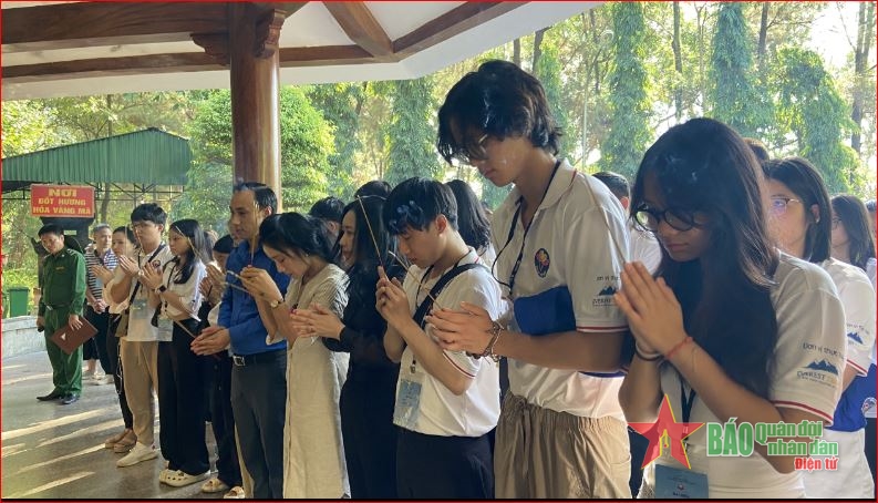  Una delegación del Campamento de Verano de Vietnam 2023 ofrece incienso en el sitio de reliquias de la intersección en T de Dong Loc. Foto: HA ANH