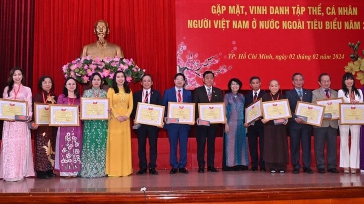 Homenaje a colectivos e individuos destacados vietnamitas en el exterior Vicepresidente del Comité Central del Frente de la Patria de Vietnam (VFF).