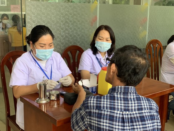 El Hospital Popular de Gia Dinh examina, trata y proporciona medicamentos gratuitos a las personas. Foto 3